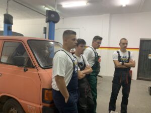 VET - edycja 2023 Grecja - praktykanci przy aucie